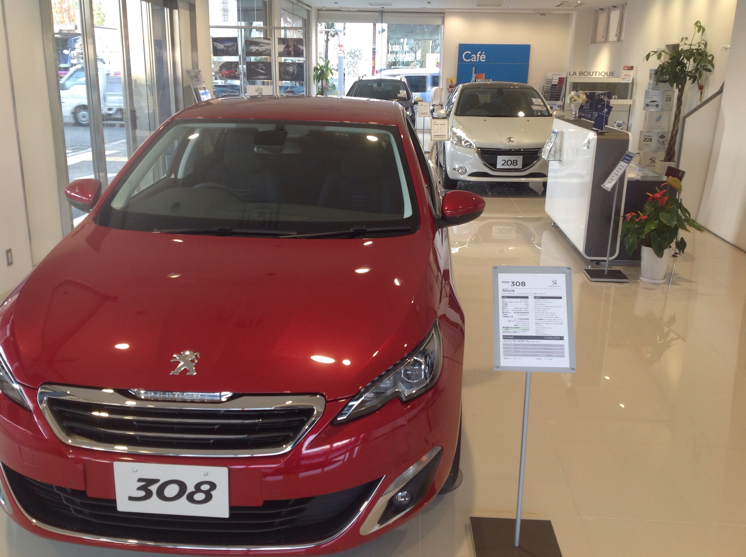 新しい展示車に入れ替わりました。