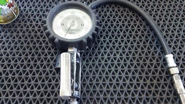 タイヤの空気圧チェックを